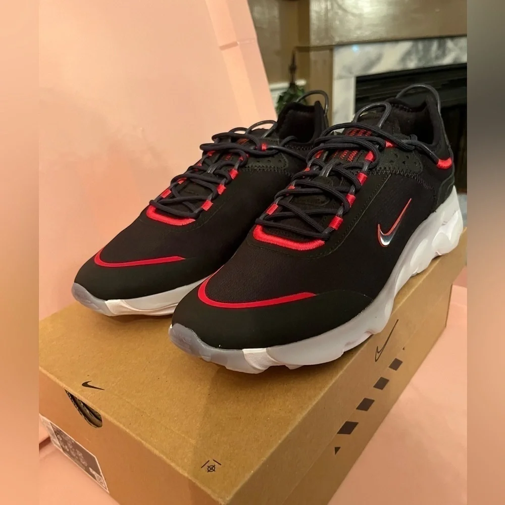 NEW IN BOX -NIKE REACT LIVE SE-